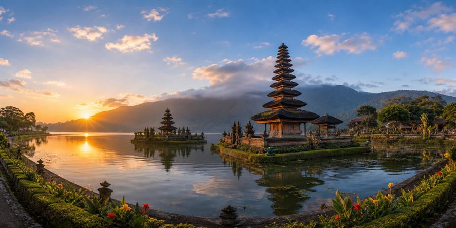Ulun Danu Beratan Temple Sunrise Panorama 360 panoramic photo
